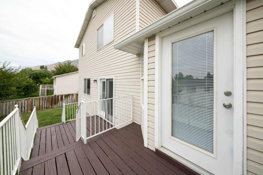 Do Waterproof Vinyl Decks Increase Home Value blog image